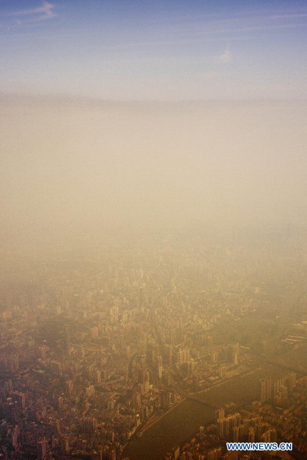 The aerial photo taken on Jan. 29, 2013 shows the smog-covered downtown Guangzhou, capital of south China's Guangdong Province. Guangzhou's local meteorological authorities forecasted on Tuesday that smog would still shroud the city for three days to come. (Xinhua/Wang Shen)