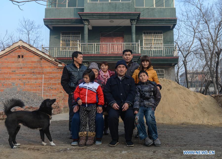 Migrant workers hurry home for family reunion at Spring Festival 