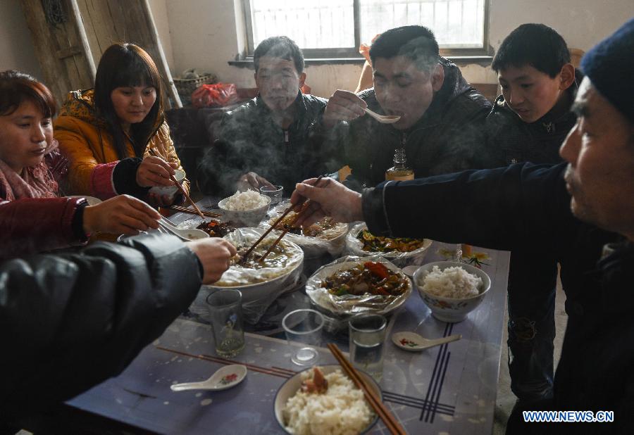 Liu Chuantao (3rd R) has a family reunion dinner with his relatives at home in Fuyang of east China's Anhui Province, Jan. 29 , 2013. (Xinhua/Han Chuanhao)