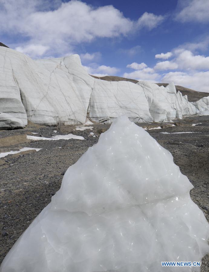 Photo taken on Jan. 8, 2013 shows a part of glacier in Purog Kangri, some 560 kilometers away from Nagqu Town in southwest China's Tibet Autonomous Region. The Purog Kangri glacier, whose ice field covers an area of 422 square kilometers, is considered to be the third largest in the world. (Xinhua/Chogo)