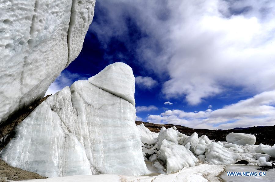 Photo taken on Jan. 8, 2013 shows a part of glacier in Purog Kangri, some 560 kilometers away from Nagqu Town in southwest China's Tibet Autonomous Region. The Purog Kangri glacier, whose ice field covers an area of 422 square kilometers, is considered to be the third largest in the world. (Xinhua/Chogo)