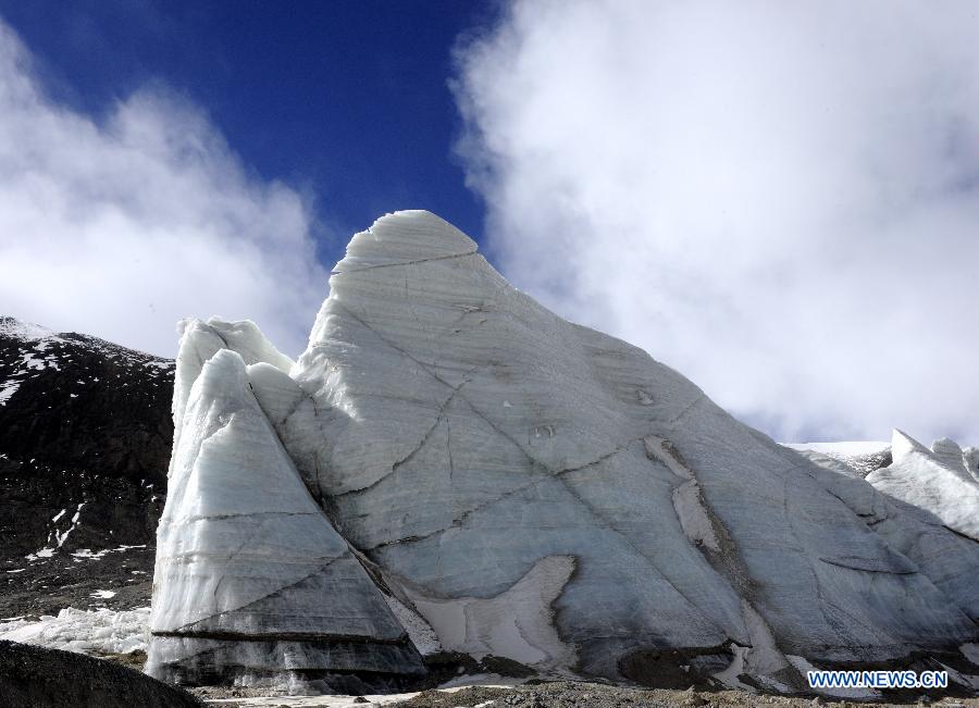 Photo taken on Jan. 8, 2013 shows a part of glacier in Purog Kangri, some 560 kilometers away from Nagqu Town in southwest China's Tibet Autonomous Region. The Purog Kangri glacier, whose ice field covers an area of 422 square kilometers, is considered to be the third largest in the world. (Xinhua/Chogo)