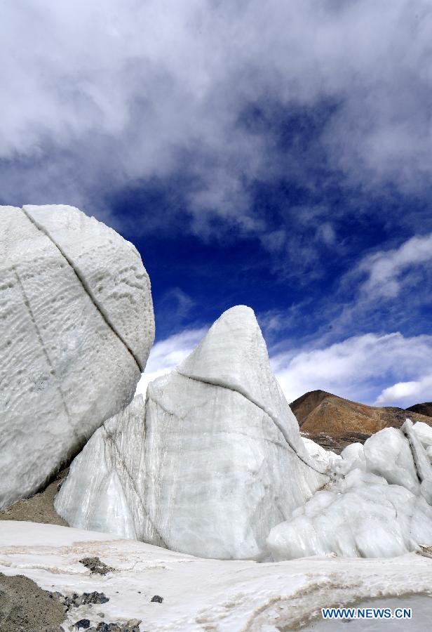Photo taken on Jan. 8, 2013 shows a part of glacier in Purog Kangri, some 560 kilometers away from Nagqu Town in southwest China's Tibet Autonomous Region. The Purog Kangri glacier, whose ice field covers an area of 422 square kilometers, is considered to be the third largest in the world. (Xinhua/Chogo)