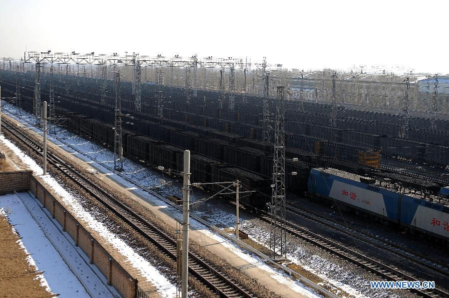 Trains are fully loaded with coal at Hudong Station in Datong City, the starting point of the Datong-Qinhuangdao coal transportation railway, central China's Shanxi Province, Jan. 28, 2013. As traditional Chinese Lunar New Year is coming, the Datong-Qinhuangdao railway gets busier. The Hudong Station in Datong has to increase its coal transportation volume to more than 140 metric tons per day. (Xinhua/Fan Minda) 