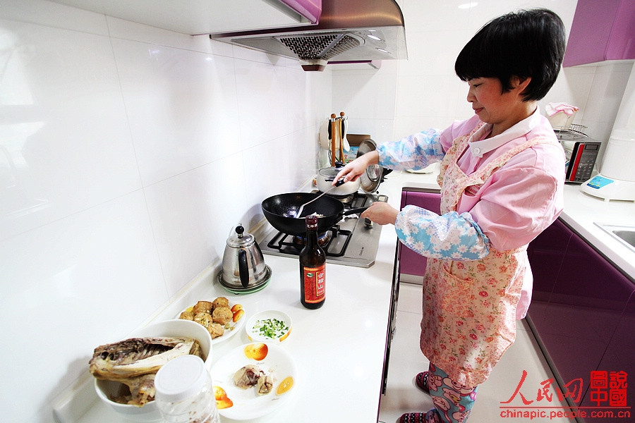 Zhang prepares the foods for the puerpera during the baby's sleeping time.