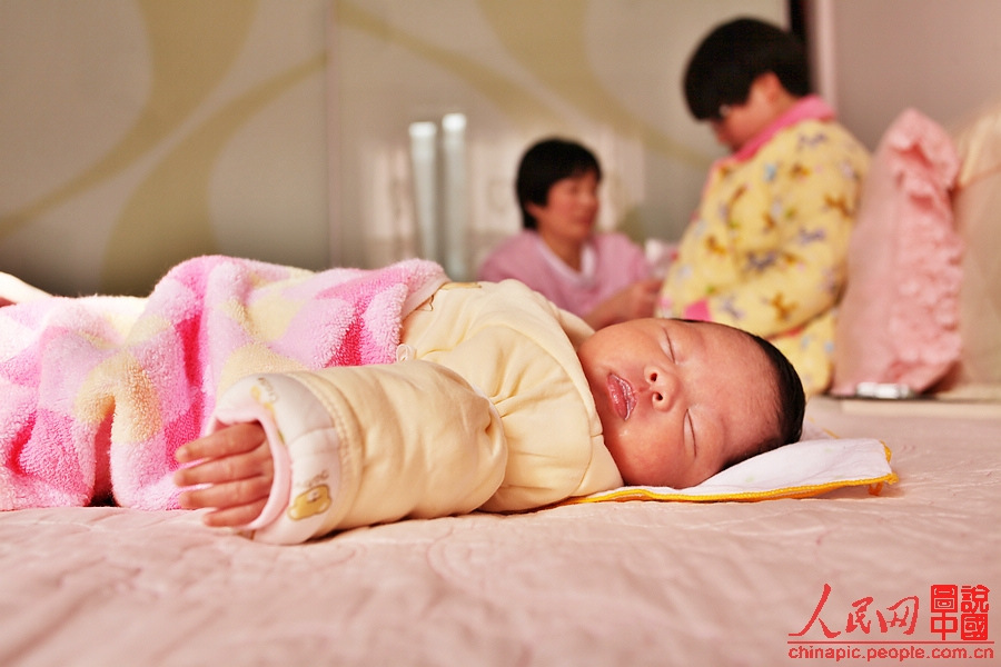 Zhang helps the puerpera for breast-pumping. Zhang needs to feed the baby with the pumped milk every 2 hours.