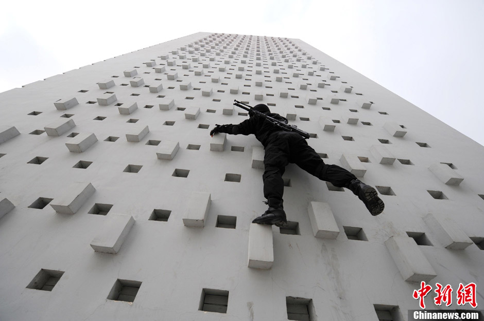 Snipers need to climb up the five-storey building and make an accurate shooting on its top. In late January, snipers of the Armed Police detachment in Yantai of Shandong province conducted winter training. (Chinanews.com/ Sun Xiaofeng)
