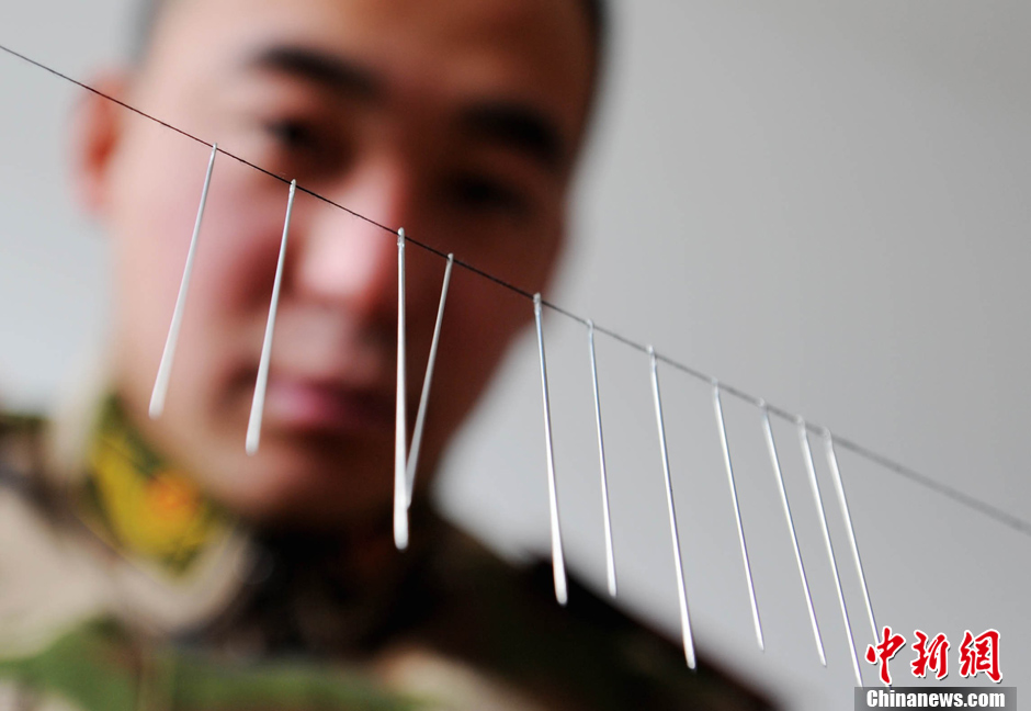 Snipers thread needles to train their endurance. In late January, snipers of the Armed Police detachment in Yantai of Shandong province conducted winter training. (Chinanews.com/ Sun Xiaofeng)