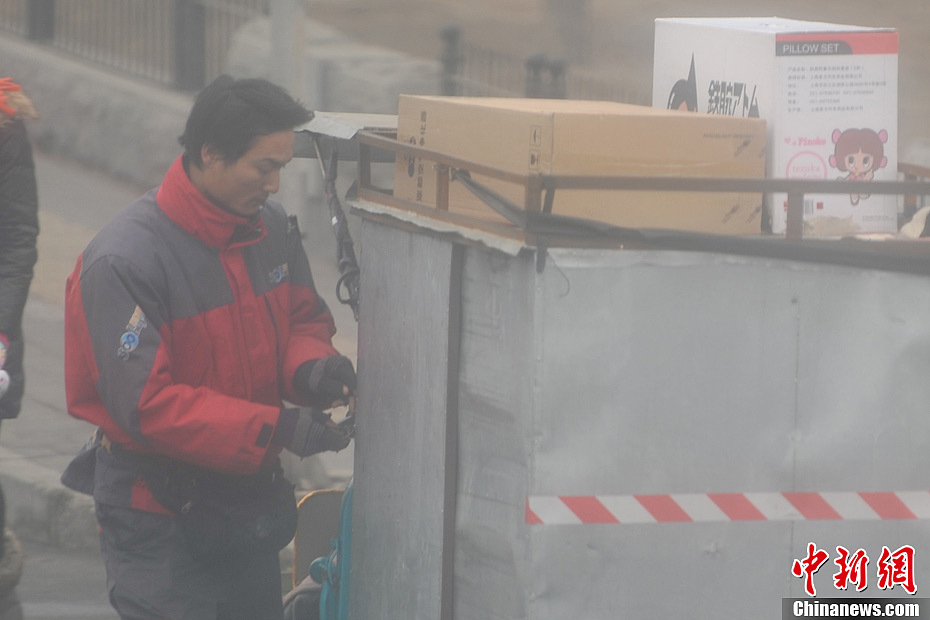A photo taken on Jan. 29 shows a delivery courier working in the foggy weather. The fourth round of heavy smog in four weeks hit Beijing on Tuesday and led to serious air pollution, which has sent more people with respiratory illnesses to hospitals. However, a group of people had to stay on jobs outdoors. (Chinanews.com/Jin Shuo)