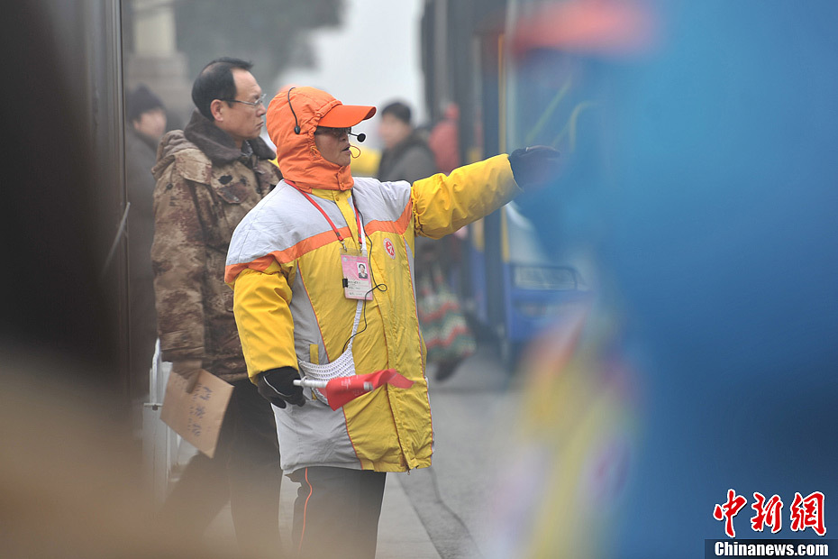 A photo taken on Jan. 29 shows a traffic warden working in the foggy weather. The fourth round of heavy smog in four weeks hit Beijing on Tuesday and led to serious air pollution, which has sent more people with respiratory illnesses to hospitals. However, a group of people had to stay on jobs outdoors. (Chinanews.com/Jin Shuo)