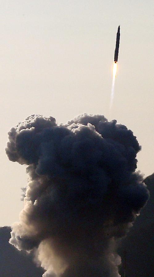 The Korea Space Launch Vehicle-1 (KSVL-1), also known as Naro, blasts off from the Naro Space Center, located 480 kilometers south of Seoul, Jan. 30, 2013. South Korea successfully launched a space rocket in its third attempt to put a satellite into space on Wednesday. (Xinhua/YONHAP)