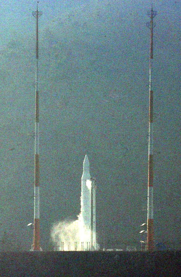 The Korea Space Launch Vehicle-1 (KSVL-1), also known as Naro, blasts off from the Naro Space Center, located 480 kilometers south of Seoul, Jan. 30, 2013. South Korea successfully launched a space rocket in its third attempt to put a satellite into space on Wednesday. (Xinhua/YONHAP) 