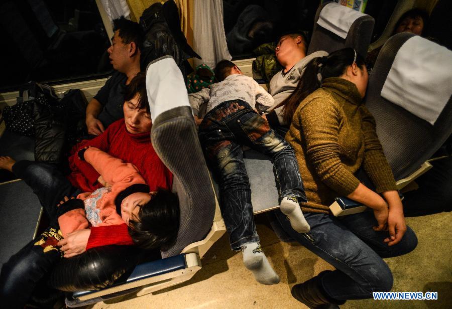 Passengers sleep on the train L8600 from Hangzhou, capital of east China's Zhejiang Province, to Fuyang, east China's Anhui Province, Jan. 29, 2013. The 40-day Spring Festival travel rush started on Jan. 26. The Spring Festival, which falls on Feb. 10 this year, is traditionally the most important holiday of the Chinese people. It is a custom for families to reunite in the holiday, a factor that has led to massive seasonal travel rushes in recent years as more Chinese leave their hometowns to seek work elsewhere. Public transportation is expected to accommodate about 3.41 billion travelers nationwide during the holiday, including 225 million railway passengers.(Xinhua/Han Chuanhao)