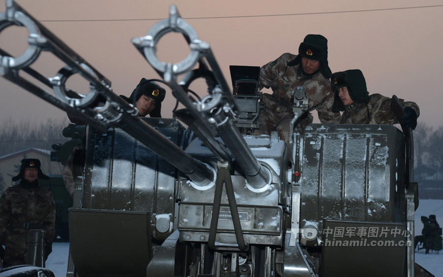 At the beginning of the New Year, a "Red Army" division under the Shenyang Military Area Command (MAC) of the Chinese People's Liberation Army (PLA) took its troops to an unfamiliar area to conduct training on such subjects as rapid maneuvering and infantrymen and tanks' coordination, in a bid to temper its troops in an all-round way. (chinamil.com.cn/Fen Kaixuan)