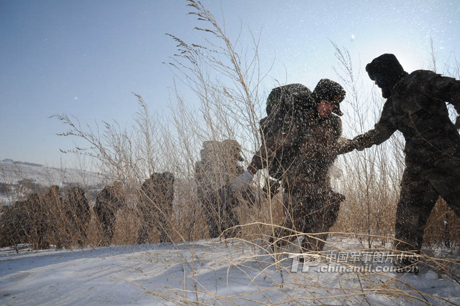 At the beginning of the New Year, a "Red Army" division under the Shenyang Military Area Command (MAC) of the Chinese People's Liberation Army (PLA) took its troops to an unfamiliar area to conduct training on such subjects as rapid maneuvering and infantrymen and tanks' coordination, in a bid to temper its troops in an all-round way. (chinamil.com.cn/Fen Kaixuan)