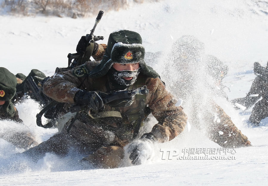 At the beginning of the New Year, a "Red Army" division under the Shenyang Military Area Command (MAC) of the Chinese People's Liberation Army (PLA) took its troops to an unfamiliar area to conduct training on such subjects as rapid maneuvering and infantrymen and tanks' coordination, in a bid to temper its troops in an all-round way. (chinamil.com.cn/Fen Kaixuan)