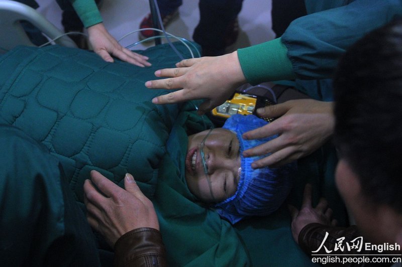 Lu Yuanfang, who has spinal muscular atrophy, gives birth to a premature boy in Beijing, Jan. 30. The birth marked a medical first in China. The mother and the son remain in the hospital under close observation.  (Photo/CFP) 