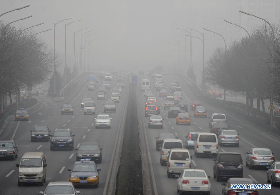 Vehicles run on the fog-shrouded street in Beijing, capital of China, Jan. 30, 2013. The meteorological observatory in Beijing issued an orange alert and a yellow alert against heavy fog and haze respectively on 6:00 am Wednesday. Heavy fog has been lingering in central and eastern China since Tuesday afternoon, disturbing the traffic. (Xinhua/Luo Xiaoguang)