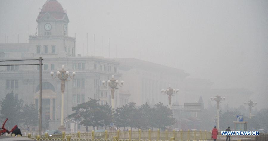 Photo taken on Jan. 30, 2013 shows the buildings around Tian'anmen Square in Beijing, capital of China, Jan. 30, 2013. The meteorological observatory in Beijing issued an orange alert and a yellow alert against heavy fog and haze respectively on 6:00 am Wednesday. Heavy fog has been lingering in central and eastern China since Tuesday afternoon, disturbing the traffic. (Xinhua/Li Xin) 