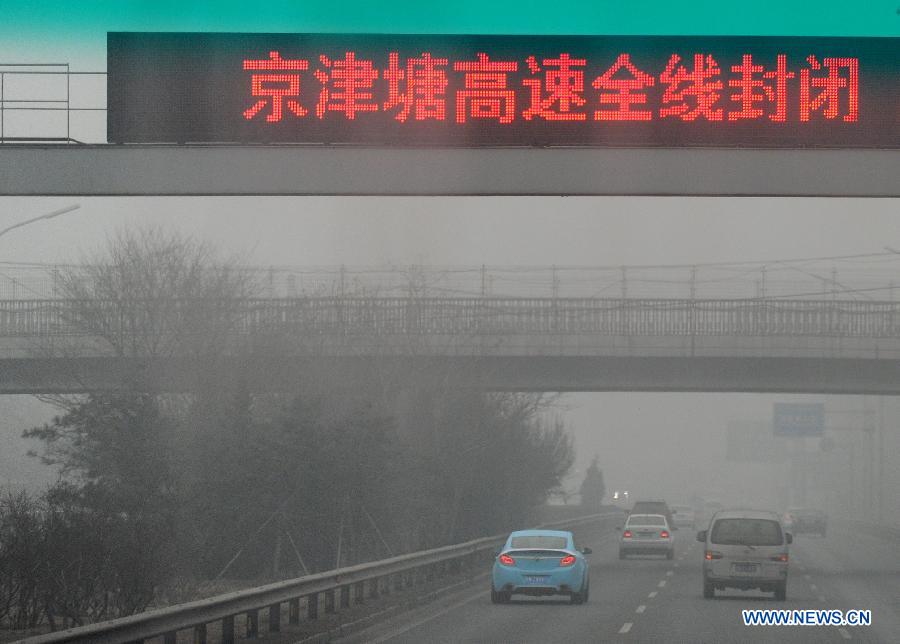 An electronic board shows the indication that the express way linking Beijing to Tianjin and Tangshan in north China's Hebei Province has been closed due to heavy fog in Beijing, capital of China, Jan. 30, 2013. The meteorological observatory in Beijing issued an orange alert and a yellow alert against heavy fog and haze respectively on 6:00 am Wednesday. Heavy fog has been lingering in central and eastern China since Tuesday afternoon, disturbing the traffic. (Xinhua/Luo Xiaoguang) 