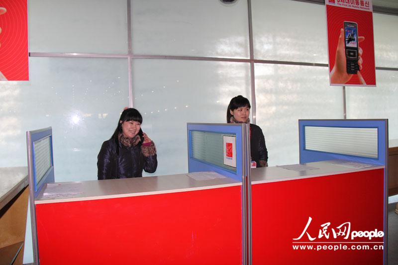 Two staff members work at a business counter. (People's Daily Online/Wang Li)