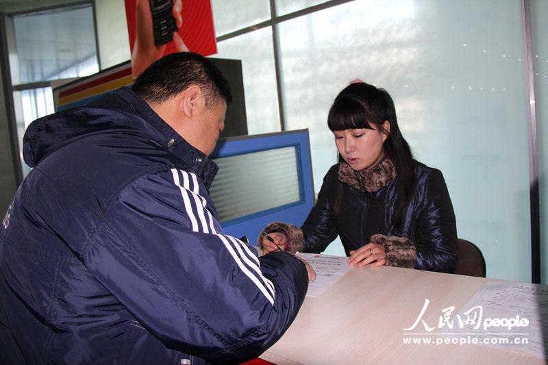 A staff member answers questions from Chinese guests. (People's Daily Online/Wang Li)