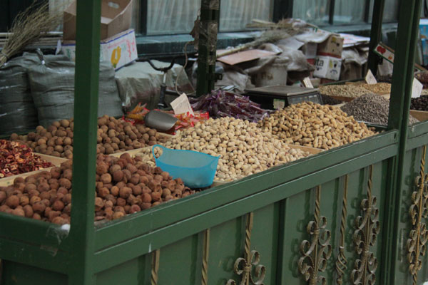 Food counters with various local nuts inside a store on Central Street in Harbin, northeast China's Heilongjiang Province, on December 17, 2012. (Photo: CRIENGLISH.com)
