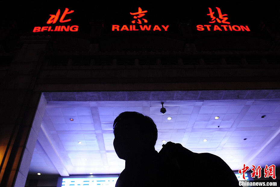 Lin arrives at Beijing Railway Station to take the train to go back on January 24th, 2013. (Chinanews/Cui Nan)