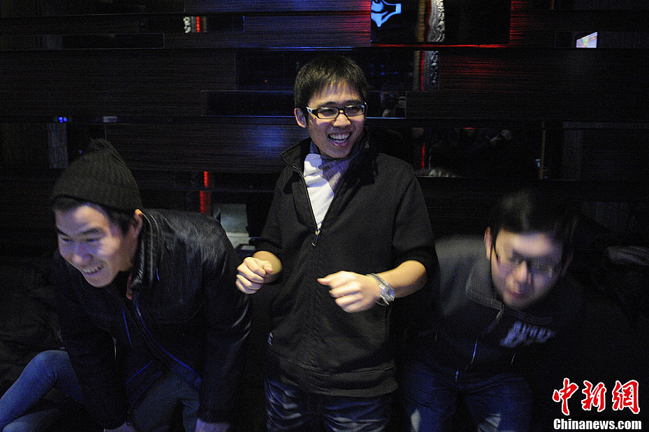 Lin sings all night karaoke with his friends in a KTV before leaving on January 21st, 2013. (Chinanews/Cui Nan)