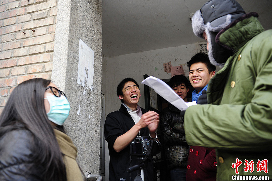 Lin and his friends often laugh during the shooting of the short film. (Chinanews/Cui Nan)