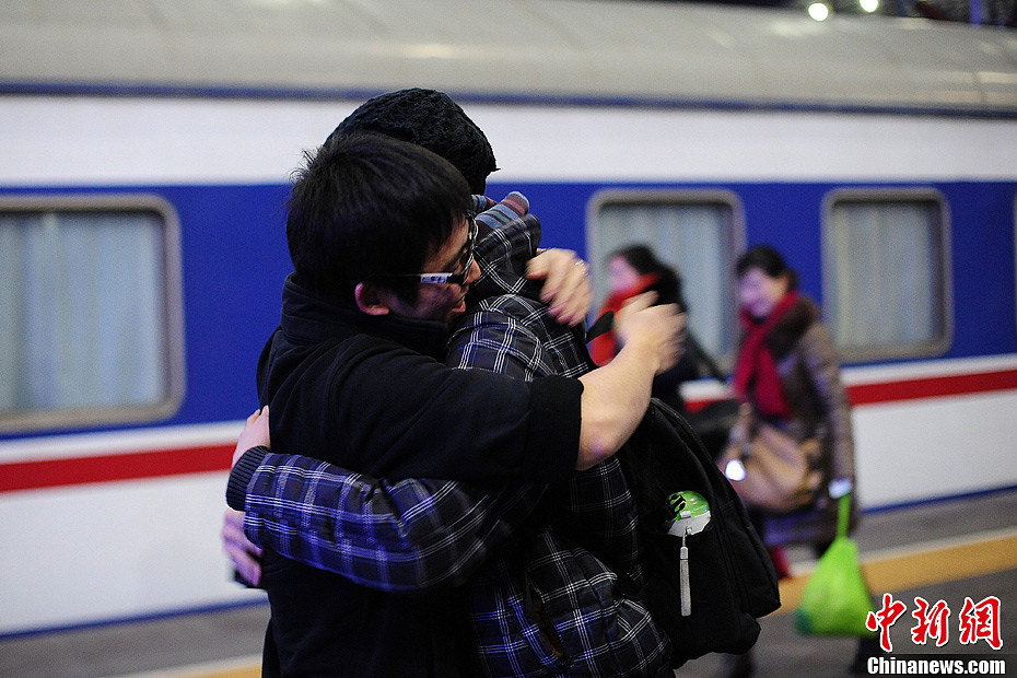 Lin says goodbye to his friend. Coincidently, he was the one who picked him up when he arrived to Beijing for the first time. (Chinanews/Cui Nan)