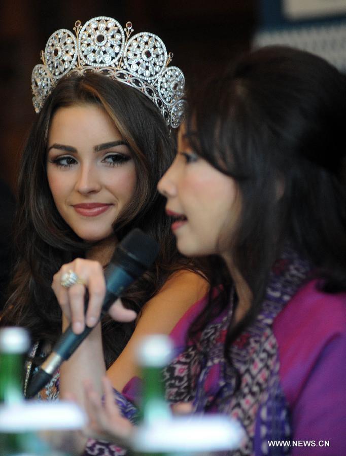 Miss Universe 2012 Olivia Culpo(L) of the United States attends a press conference at Sahid Hotel in Jakarta, Indonesia, Jan. 31, 2013. Olivia Culpo visited Indonesia for the Putri Indonesia Beauty Pageant on Feb. 1. (Xinhua/Veri Sanovri)