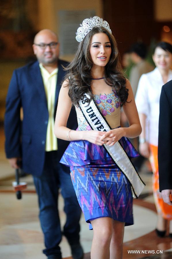 Miss Universe 2012 Olivia Culpo of the United States walks into Sahid Hotel to attend a press conference in Jakarta, Indonesia, Jan. 31, 2013. Olivia Culpo visited Indonesia for the Putri Indonesia Beauty Pageant on Feb. 1. (Xinhua/Veri Sanovri)