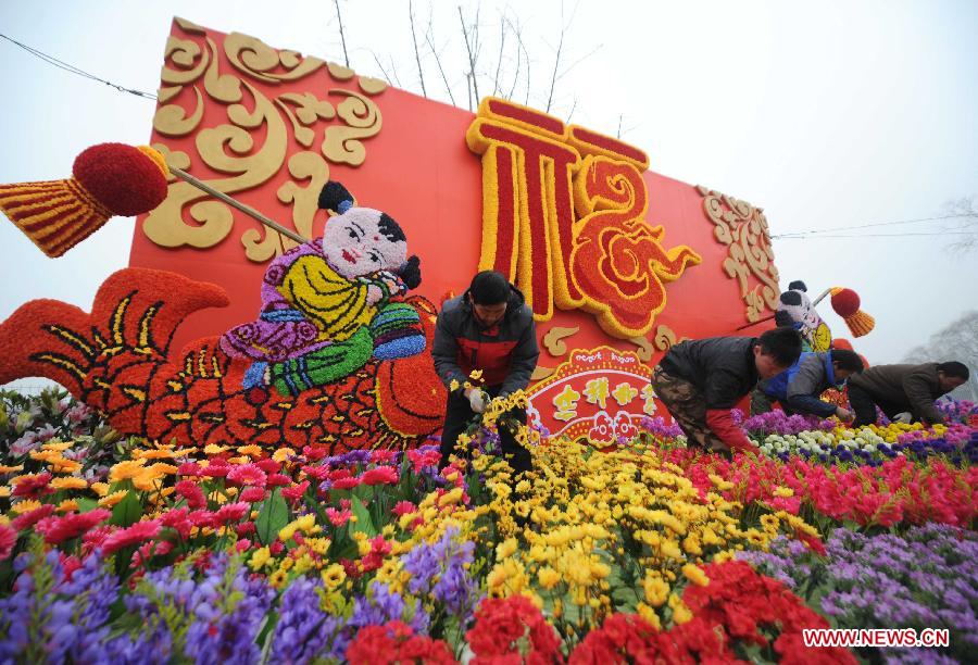 Workers prepare for the temple fair in Longtan Park in Beijing, capital of China, Jan. 31, 2013. The 30th Longtan Spring Festival Cultural Temple Fair will be held here between Feb. 9 and Feb. 16 to greet the Spring Festival which falls on Feb. 10 this year. (Xinhua/Luo Xiaoguang)