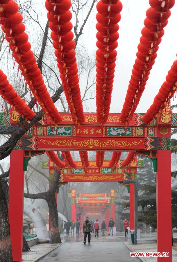 Photo taken on Jan. 31, 2013 shows the decorated Longtan Park in Beijing, capital of China. The 30th Longtan Spring Festival Cultural Temple Fair will be held here between Feb. 9 and Feb. 16 to greet the Spring Festival which falls on Feb. 10 this year. (Xinhua/Luo Xiaoguang)