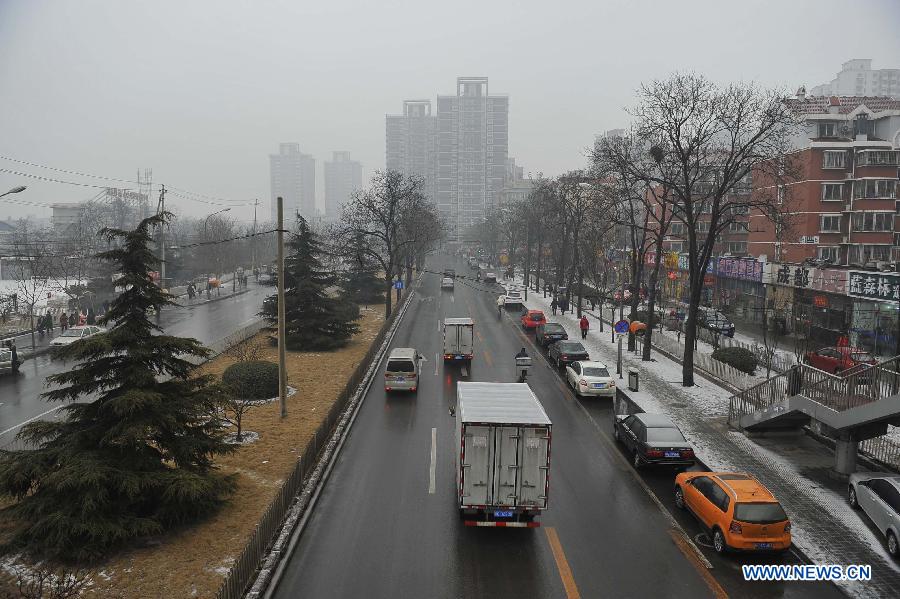 Photo taken on Jan. 31, 2013 shows the Lugu Street of Shijingshan District in Beijing, capital of China. Snow hit parts of the city on Thursday and the local meteorological observatory issued the yellow alert for icy road. (Xinhua/Lu Peng) 