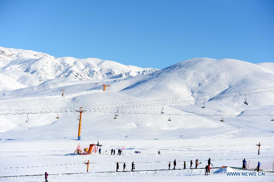 Tourists ski at Jiangjunshan Ski Resort in Altay, northwest China's Xinjiang Autonomous Region, Jan. 31, 2013. Thanks to its snow and ice resources, Altay received 87,300 traveler trips from mid-October of 2012 to Jan. 22 this year with tourism revenues hitting 58.49 million yuan (9.4 million US dollars). (Xinhua/Sadat)