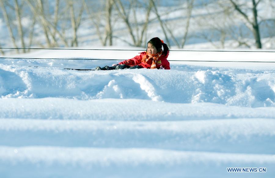 A child plays at Jiangjunshan Ski Resort in Altay, northwest China's Xinjiang Autonomous Region, Jan. 31, 2013. Thanks to its snow and ice resources, Altay received 87,300 traveler trips from mid-October of 2012 to Jan. 22 this year with tourism revenues hitting 58.49 million yuan (9.4 million US dollars). (Xinhua/Sadat)