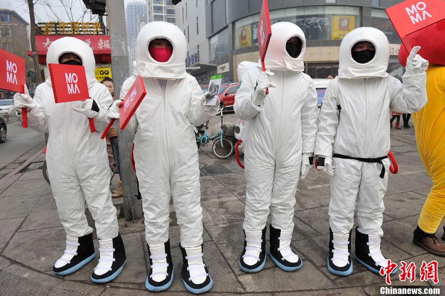 Men dressed as astronaut hand out free masks on a street in Taiyuan of Shanxi Province- one of China’s coal mine hubs-on Jan 31, 2013 (Photo/CNS)