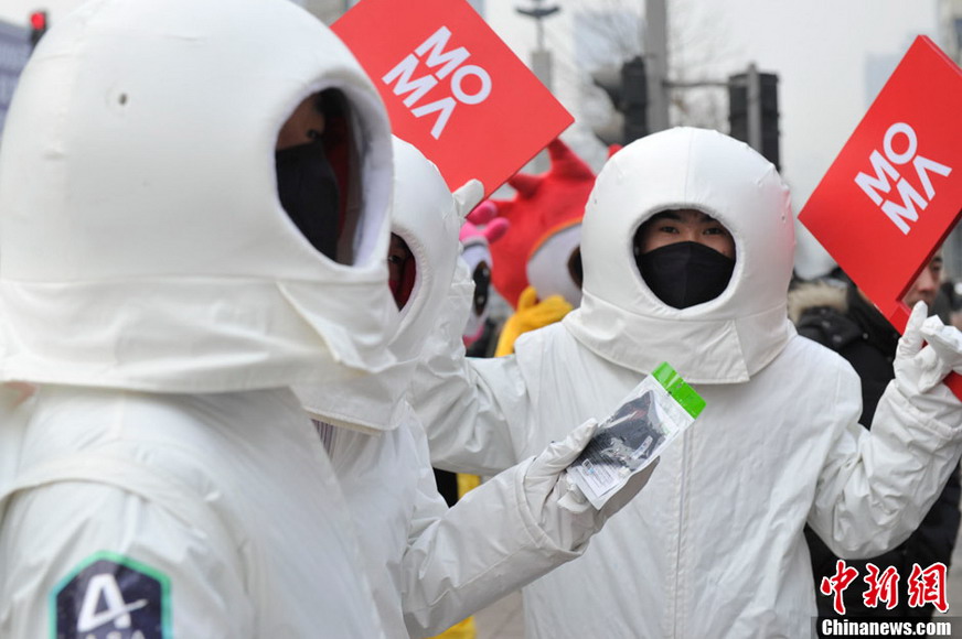 Men dressed as astronaut hand out free masks on a street in Taiyuan of Shanxi Province- one of China’s coal mine hubs-on Jan 31, 2013 (Photo/CNS)