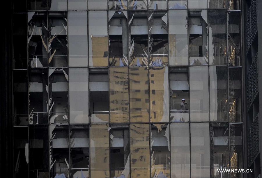 Rescuers work at the headquarters of Mexico's oil giant PEMEX after an explosion in Mexico City, capital of Mexico, on Jan. 31, 2013. A powerful blast ripped through the landmark headquarters of Mexico's oil giant PEMEX in Mexico City on Thursday, killing 14 person, injuring more than 80 others and causing extensive damage to the building, according to local press.(Xinhua/Str) 