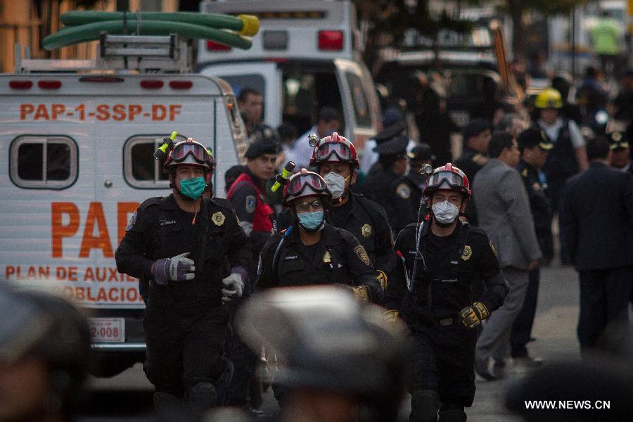 Rescuers work at the headquarters of Mexico's oil giant PEMEX after an explosion in Mexico City, capital of Mexico, on Jan. 31, 2013. A powerful blast ripped through the landmark headquarters of Mexico's oil giant PEMEX in Mexico City on Thursday, killing 14 person, injuring more than 80 others and causing extensive damage to the building, according to local press.(Xinhua/Pedro Mera) 