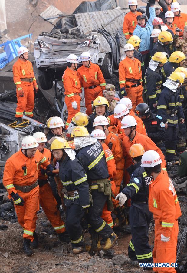 Rescuers work at the accident locale where an 80 meter-long section of an expressway bridge collapsed due to a truck explosion in Mianchi County of Sanmenxia City in central China's Henan Province, Feb. 1, 2013. (Xinhua/Zhao Peng)