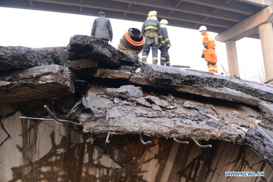 Photo taken on Feb. 1, 2013 shows the broken bridge at the accident locale where an 80 meter-long section of an expressway bridge collapsed due to a truck explosion in Mianchi County of Sanmenxia City in central China's Henan Province. (Xinhua/Zhao Peng)