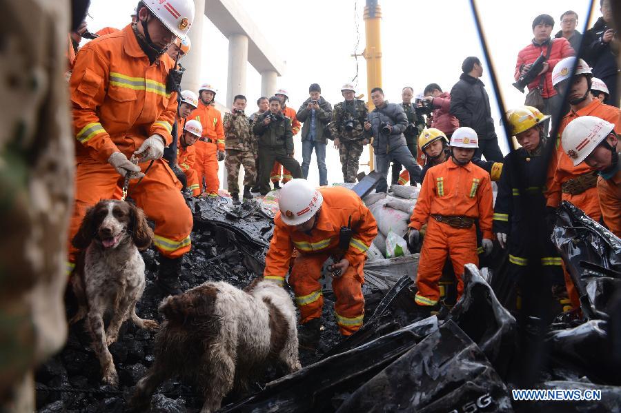 Rescuers work at the accident locale where an 80 meter-long section of an expressway bridge collapsed due to a truck explosion in Mianchi County of Sanmenxia City in central China's Henan Province, Feb. 1, 2013.(Xinhua/Zhao Peng)