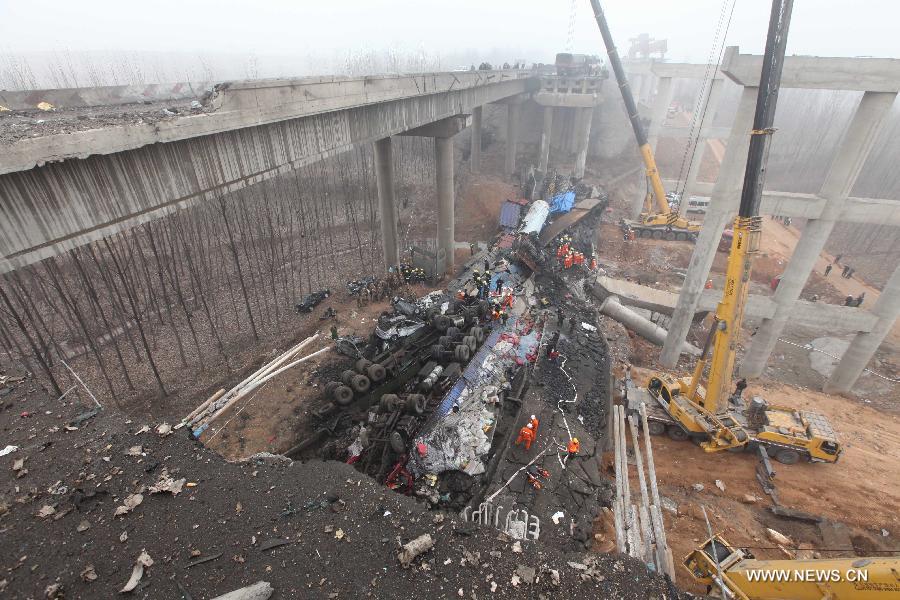 Rescuers work at the accident site where an 80-meter-long section of an expressway bridge collapsed due to a truck explosion in Mianchi County, Sanmenxia, central China's Henan Province, Feb.1, 2013.(Xinhua/Zhao Peng) 