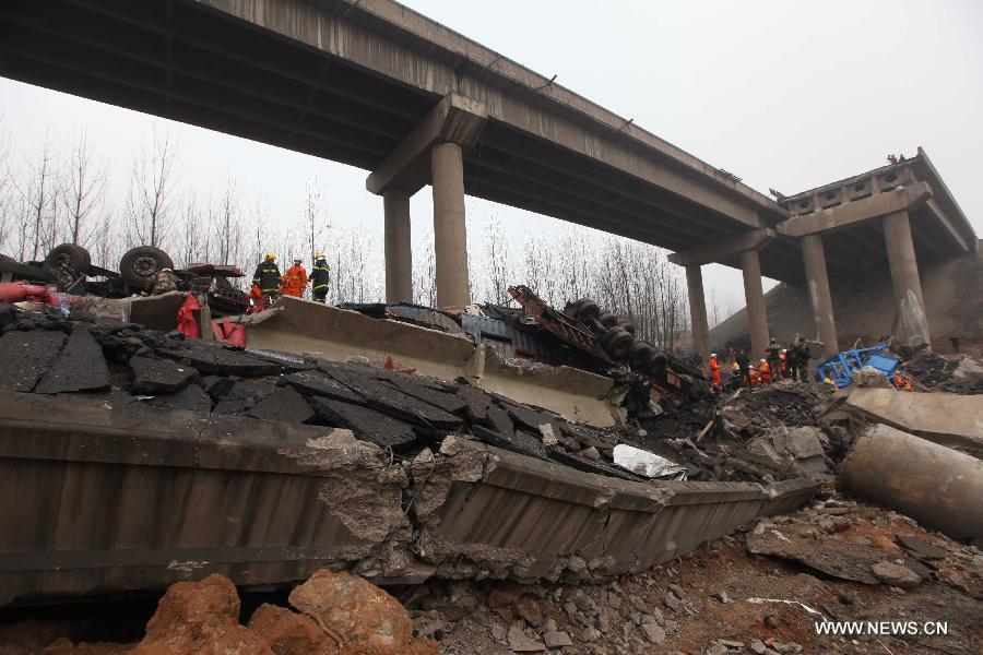 Rescuers work at the accident site where an 80-meter-long section of an expressway bridge collapsed due to a truck explosion in Mianchi County, Sanmenxia, central China's Henan Province, Feb.1, 2013.  (Xinhua/Zhang Xiaoli)