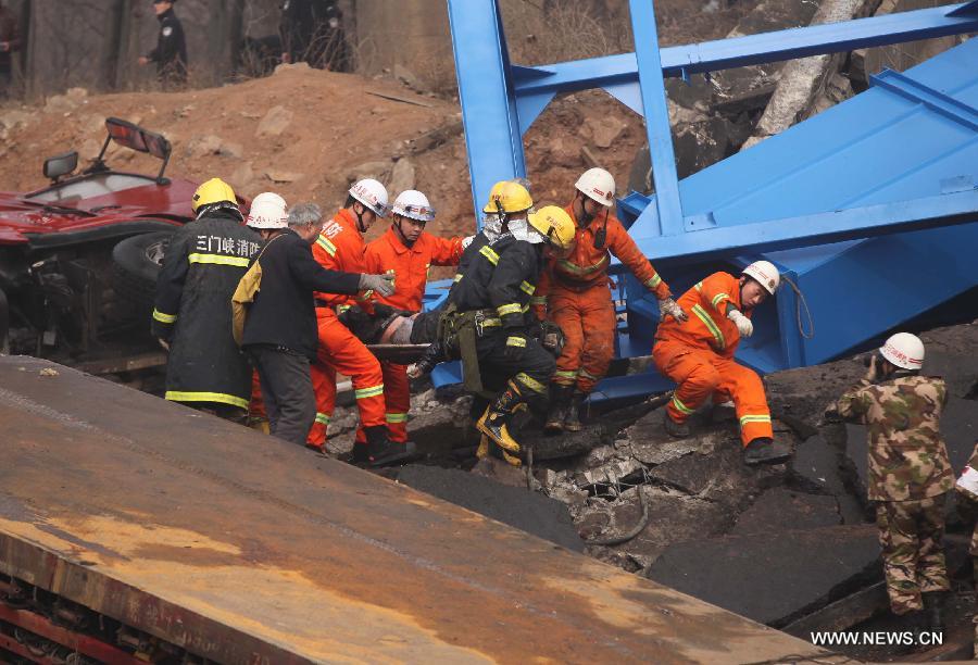 Rescuers work at the accident site where an 80-meter-long section of an expressway bridge collapsed due to a truck explosion in Mianchi County, Sanmenxia, central China's Henan Province, Feb.1, 2013. (Xinhua/Zhang Xiaoli)