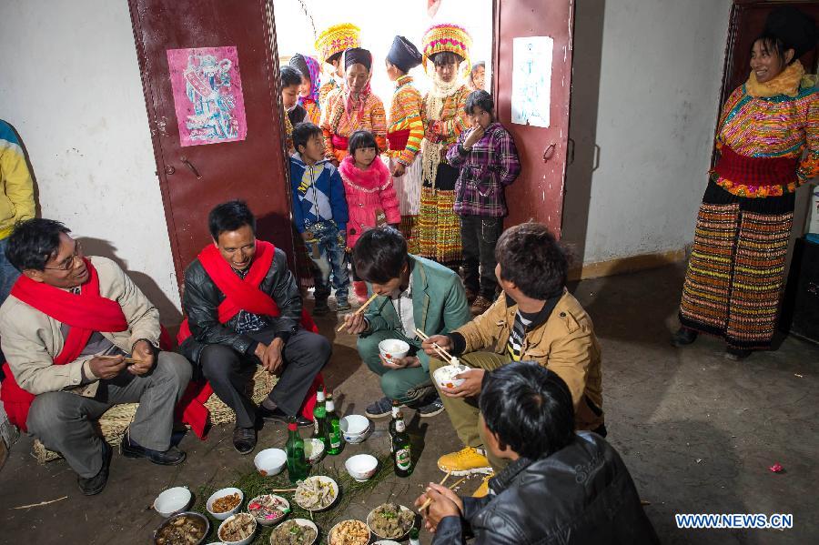 Hosts (1st L and 2nd L) of a traditional wedding ceremony of Lisu ethnic group sing to the bride's family in Xinyu Village of Dechang County, southwest China's Sichuan Province, Jan. 31, 2013. Bride Gu Hongyan and bridegroom Lan Xiaoxiang held their wedding ceremony according to traditional custom of Lisu ethnic group. (Xinhua/Jiang Hongjing)