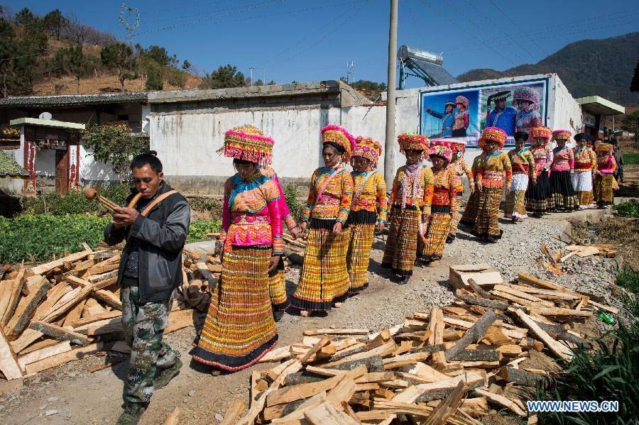 A team escorts the bride to the bridegroom's home during a traditional wedding ceremony of Lisu ethnic group in Xinyu Village of Dechang County, southwest China's Sichuan Province, Jan. 31, 2013. Bride Gu Hongyan and bridegroom Lan Xiaoxiang held their wedding ceremony according to traditional custom of Lisu ethnic group. (Xinhua/Jiang Hongjing)